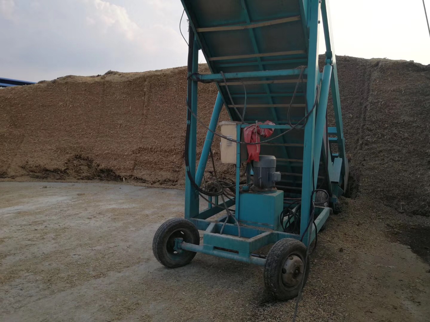 青貯取料機：取草界面平整、工作效率高